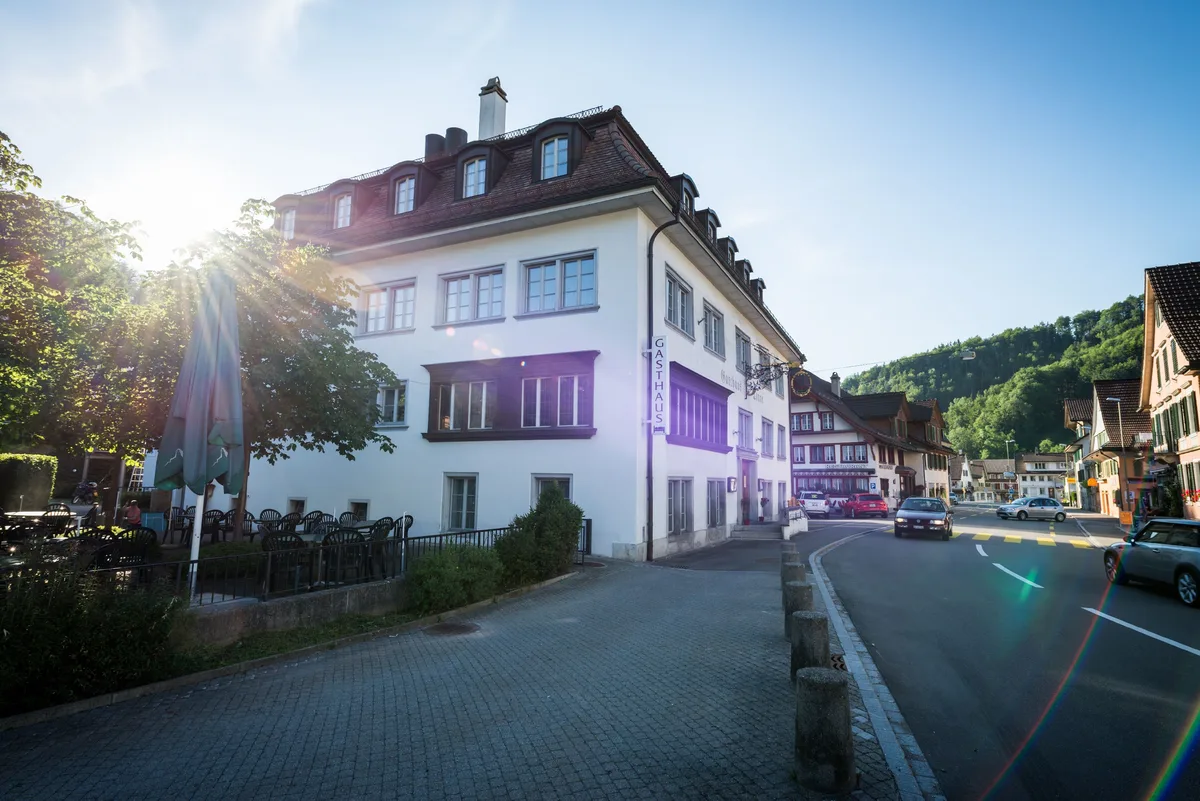 Eine Strasse, an der mehrere Gebäude stehen.